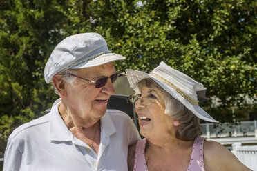 Glückliches Seniorenpaar im Urlaub - ISF07878