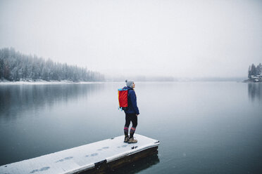 Wanderer auf schneebedecktem Steg mit Blick auf den See, Bass Lake, Kalifornien, USA - ISF07895
