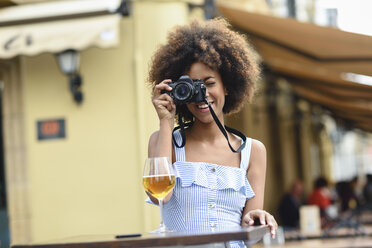 Junge Frau beim Fotografieren mit Kamera im Freien - JSMF00272