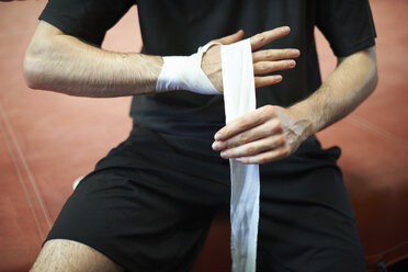Boxer, der sich die Hände bandagiert, bevor er die Handschuhe anzieht, Mittelteil - CUF21409