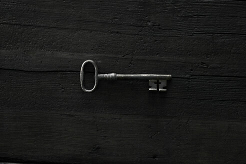 Alter Schlüssel auf schwarzem Hintergrund - PDF01678