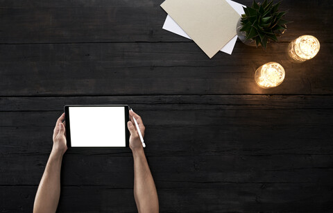 Person, die ein digitales Tablet im Büro benutzt, lizenzfreies Stockfoto