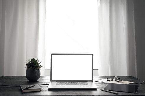 Modernes Büro mit Laptop und digitalem Tablet auf dem Schreibtisch - PDF01718