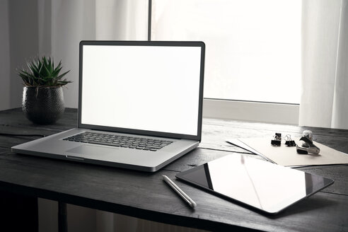 Modernes Büro mit Laptop und digitalem Tablet auf dem Schreibtisch - PDF01719