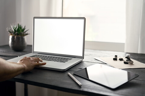 Modernes Büro mit Laptop und digitalem Tablet auf dem Schreibtisch, lizenzfreies Stockfoto