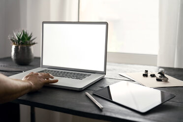 Modernes Büro mit Laptop und digitalem Tablet auf dem Schreibtisch - PDF01721