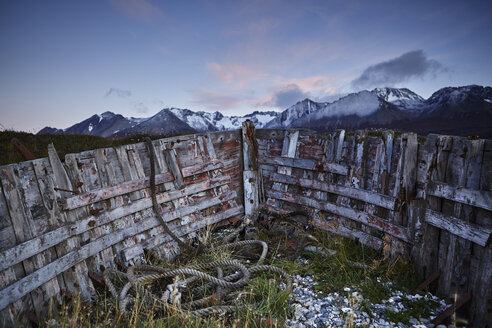 Argentinien, Tierra del Fuego, Ushuaia, Schiffswrack bei Sonnenaufgang - CVF00656