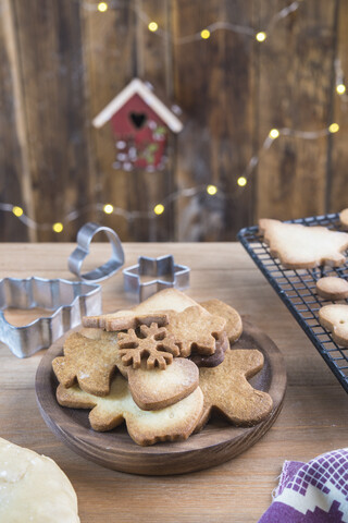 Verschiedene selbstgebackene Pfefferkuchen auf Holzteller, lizenzfreies Stockfoto