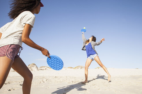 Frauen am Strand spielen Tennis - CUF21467