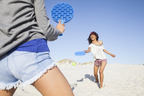 Frauen am Strand spielen Tennis - CUF21468