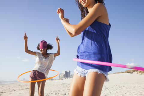 Frauen am Strand mit Hula-Hoop-Reifen, lizenzfreies Stockfoto