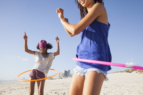 Frauen am Strand mit Hula-Hoop-Reifen - CUF21470