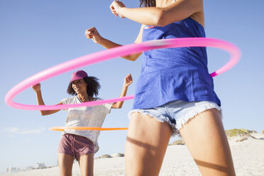 Frauen am Strand mit Hula-Hoop-Reifen - CUF21471