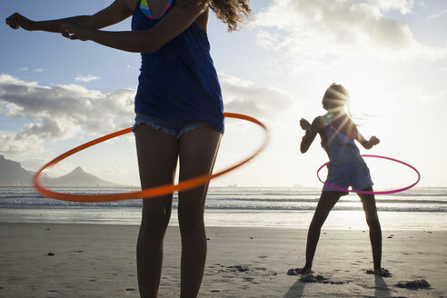Junge Frauen am Strand mit Hula-Hoop-Reifen - CUF21481