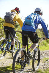 Rückansicht von Radfahrern auf einem Feldweg - CUF21535