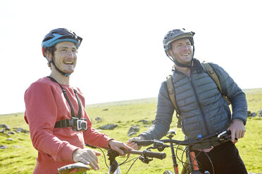 Radfahrer am Hang mit Fahrrädern, die wegschauen - CUF21552