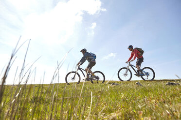 Seitenansicht von Radfahrern, die am Hang fahren - CUF21559