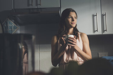 Junge Frau bei einer Kaffeepause in der Küche - CUF21661