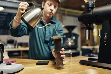 Männlicher Barista bereitet Kaffee in einem Café zu - CUF21803