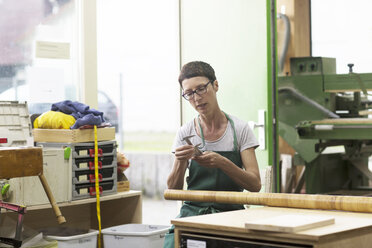 Frau in der Werkstatt bei der Herstellung eines Alphorns - CUF21869