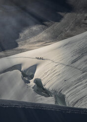 Bergsteigerteam auf einem Gletscher auf dem Weg zur Jungfrau, Alpen, Kanton Bern, Schweiz - CUF21892