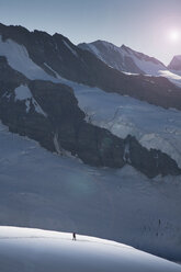 Einsamer Bergsteiger auf einem Gletscher beim Abstieg von der Jungfrau, Alpen, Kanton Bern, Schweiz - CUF21894