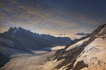 Blick auf den Aletschgletscher vom Gipfel der Jungfrau, Alpen, Kanton Bern, Schweiz - CUF21895