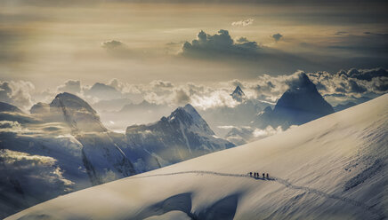 Bergsteigerteam auf einem Gletscher beim Aufstieg zur Jungfrau, im Berner Oberland, Alpen, Kanton Bern, Schweiz - CUF21896