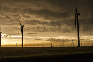 Mammatuswolken und Licht über einem Windpark im ländlichen Kansas - CUF21938