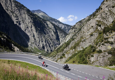 Radfahrer bei der Alpenüberquerung, Gotthardpass, Tessin, Schweiz - CUF22000