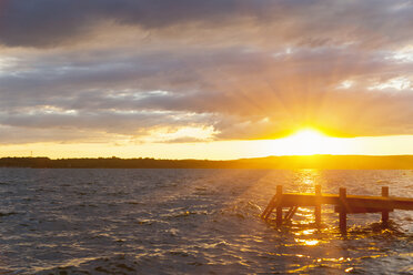 Holzsteg bei Sonnenuntergang, Starnberger See, Bayern, Deutschland - CUF22032