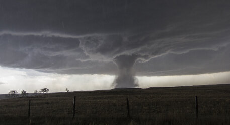 Ein Multivortex-Tornado rotiert über die offene Ebene - CUF22052