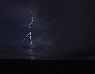 Ein sich gabelnder Blitz entspringt dem Amboss eines tornadischen Gewitters im Texas Panhandle - CUF22054