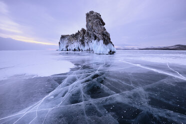 Blick auf die Insel Ogoy am zugefrorenen Baikalsee, Insel Olchon, Sibirien, Russland - CUF22064