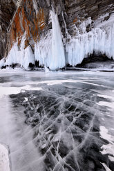 Felswand der Insel Ogoy am zugefrorenen Baikalsee, Insel Olchon, Sibirien, Russland - CUF22065