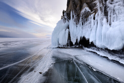 Felswand der Insel Ogoy am zugefrorenen Baikalsee, Insel Olchon, Sibirien, Russland - CUF22066
