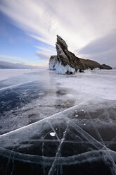 Blick auf die Insel Ogoy am zugefrorenen Baikalsee, Insel Olchon, Sibirien, Russland - CUF22067