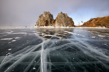 Blick auf gefrorenes Eis und den Schamanka-Felsen am Kap Burkhan, Baikalsee, Insel Olchon, Sibirien, Russland - CUF22068