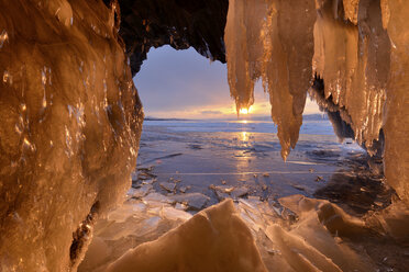 Kharantsy-Eishöhlen bei Sonnenuntergang, Baikalsee, Insel Olchon, Sibirien, Russland - CUF22072