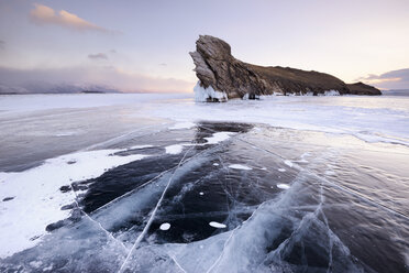 Gefrorenes Eis und die Insel Ogoy am Baikalsee, Insel Olchon, Sibirien, Russland - CUF22074
