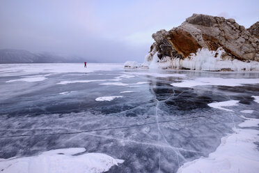 Borga-Dagan-Insel und gefrorenes Eis, Baikalsee, Olchon-Insel, Sibirien, Russland - CUF22076