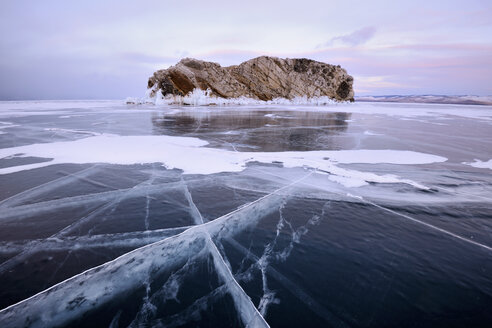 Blick auf die Borga-Dagan-Insel und gefrorenes Eis, Baikalsee, Olchon-Insel, Sibirien, Russland - CUF22077