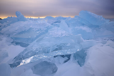 Gestapeltes gebrochenes Eis bei Sonnenuntergang, Baikalsee, Insel Olchon, Sibirien, Russland - CUF22079