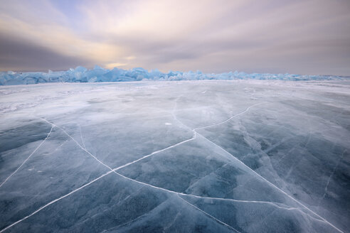 Gerissenes gemustertes Eis, Baikalsee, Insel Olchon, Sibirien, Russland - CUF22081