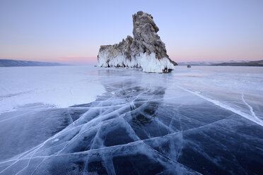 Eis und Insel Ogoy, Baikalsee, Insel Olchon, Sibirien, Russland - CUF22084