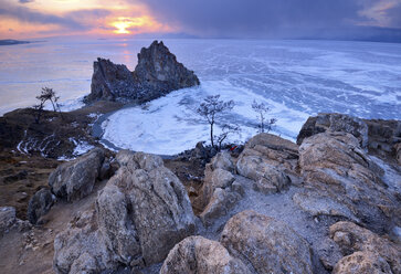 Schamanka-Felsen am Kap Burkhan bei Sonnenuntergang, Baikalsee, Insel Olchon, Sibirien, Russland - CUF22090