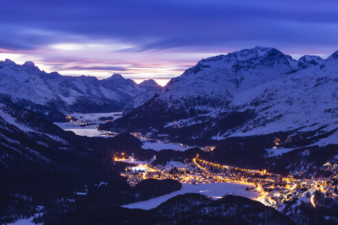 Stadt in der Abenddämmerung, beleuchtet, Blick von oben, Engadin, Schweiz - CUF22096