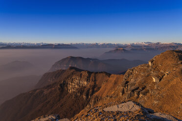 Erhöhte, neblige Landschaft mit fernen schneebedeckten Bergen, Monte Generoso, Tessin, Schweiz - CUF22139