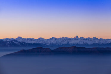 Erhöhte Berglandschaft mit Talnebel in der Morgendämmerung, Monte Generoso, Tessin, Schweiz - CUF22142