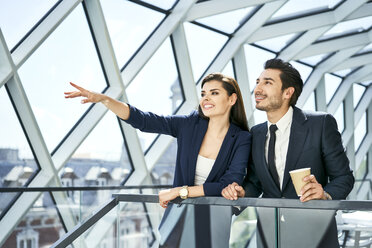 Geschäftsfrau und Geschäftsmann im Gespräch in einem modernen Büro - BSZF00529